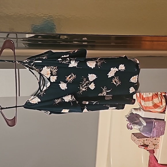 Stitch fix cold shoulder top size large - Picture 3 of 3